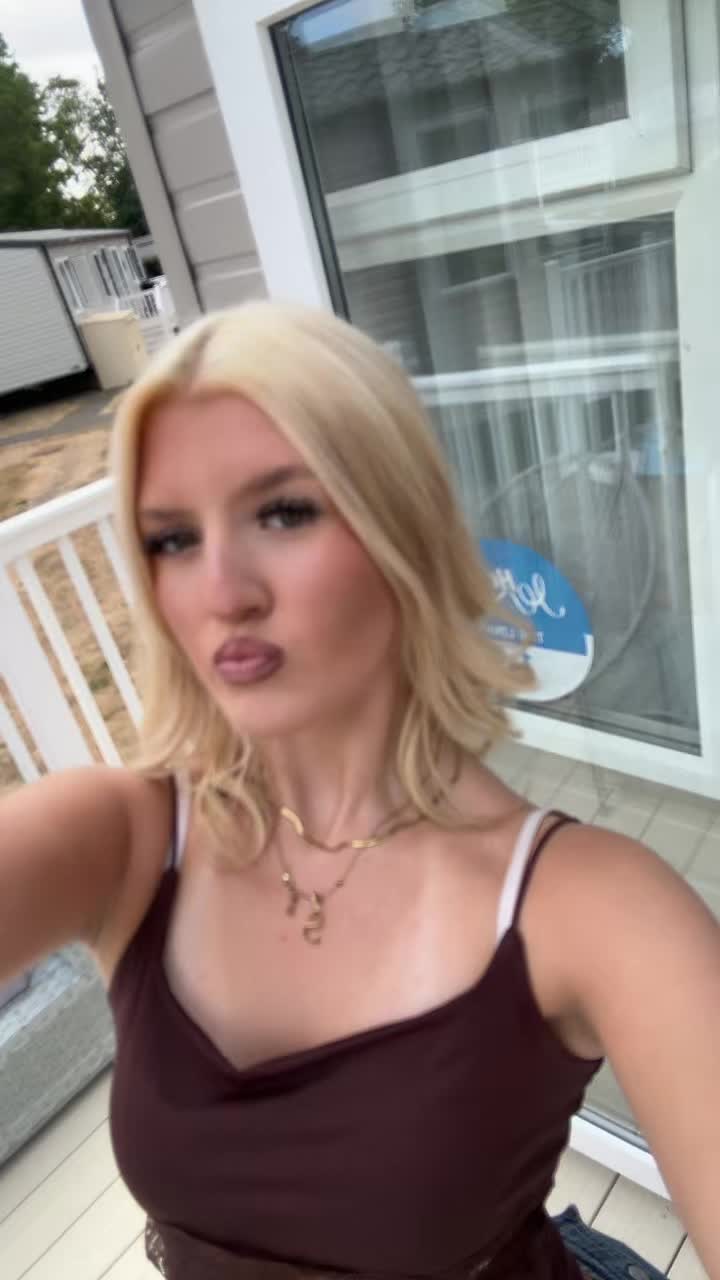 @𝐬𝐜𝐚𝐫𝐥𝐞𝐭𝐭🍒🍸