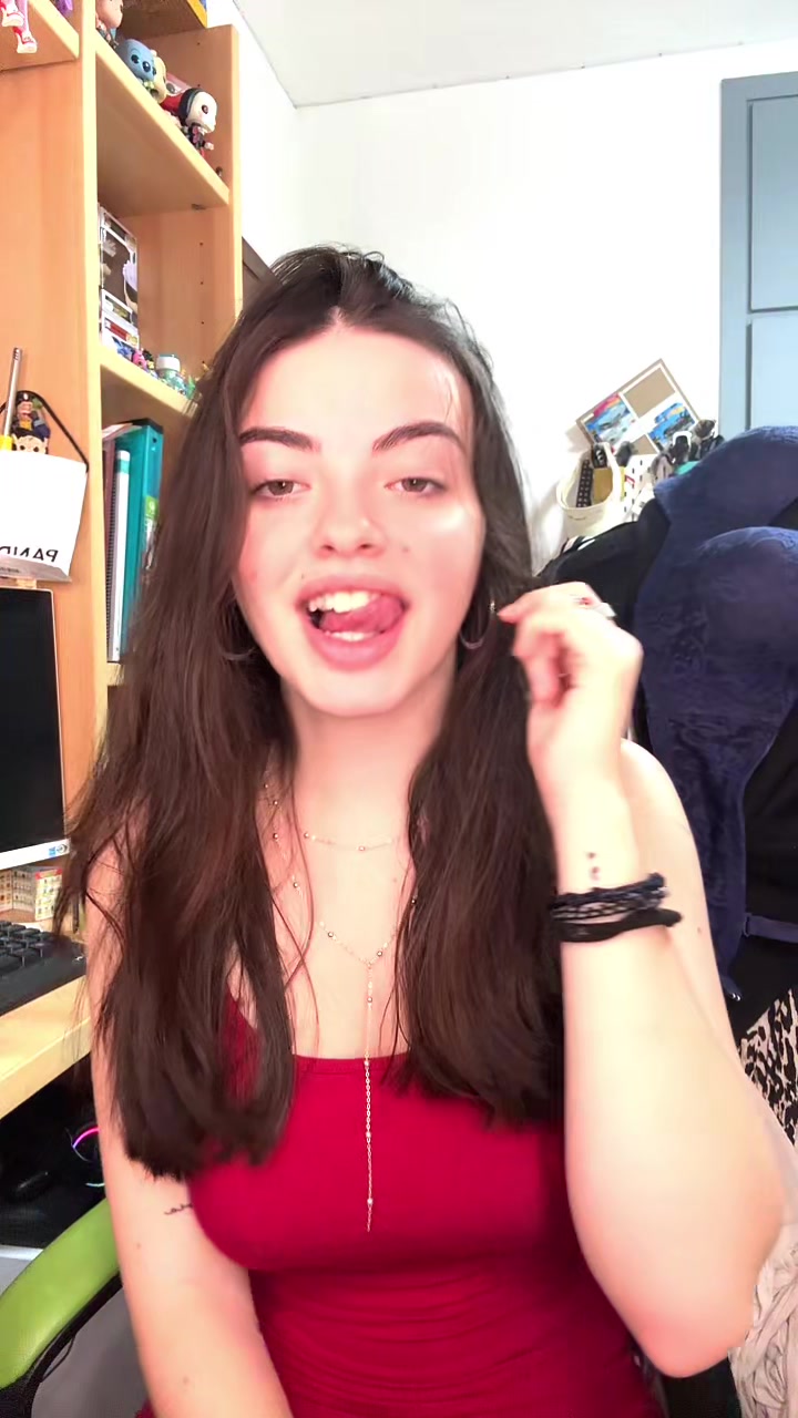@danielaarosteguii