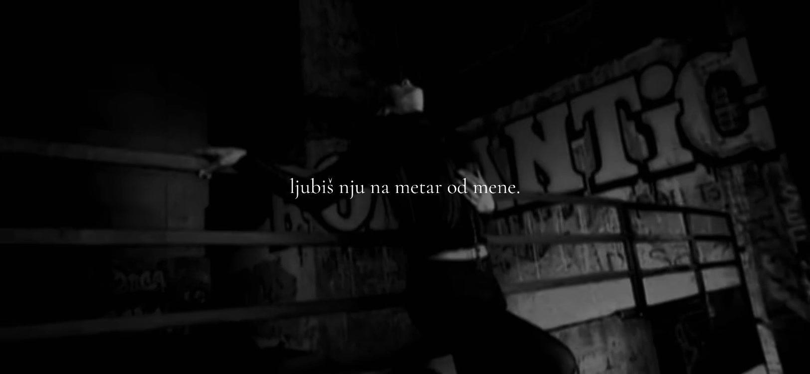 @⃟