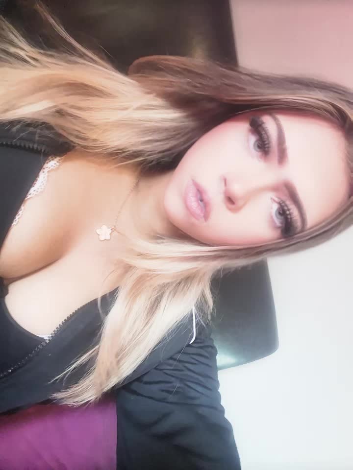 @🪽👱&zwj;♀️