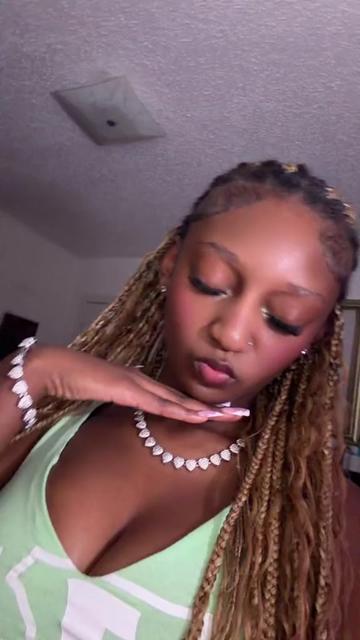 @nevaehquinaee 👩🏾❤️💋👩🏾