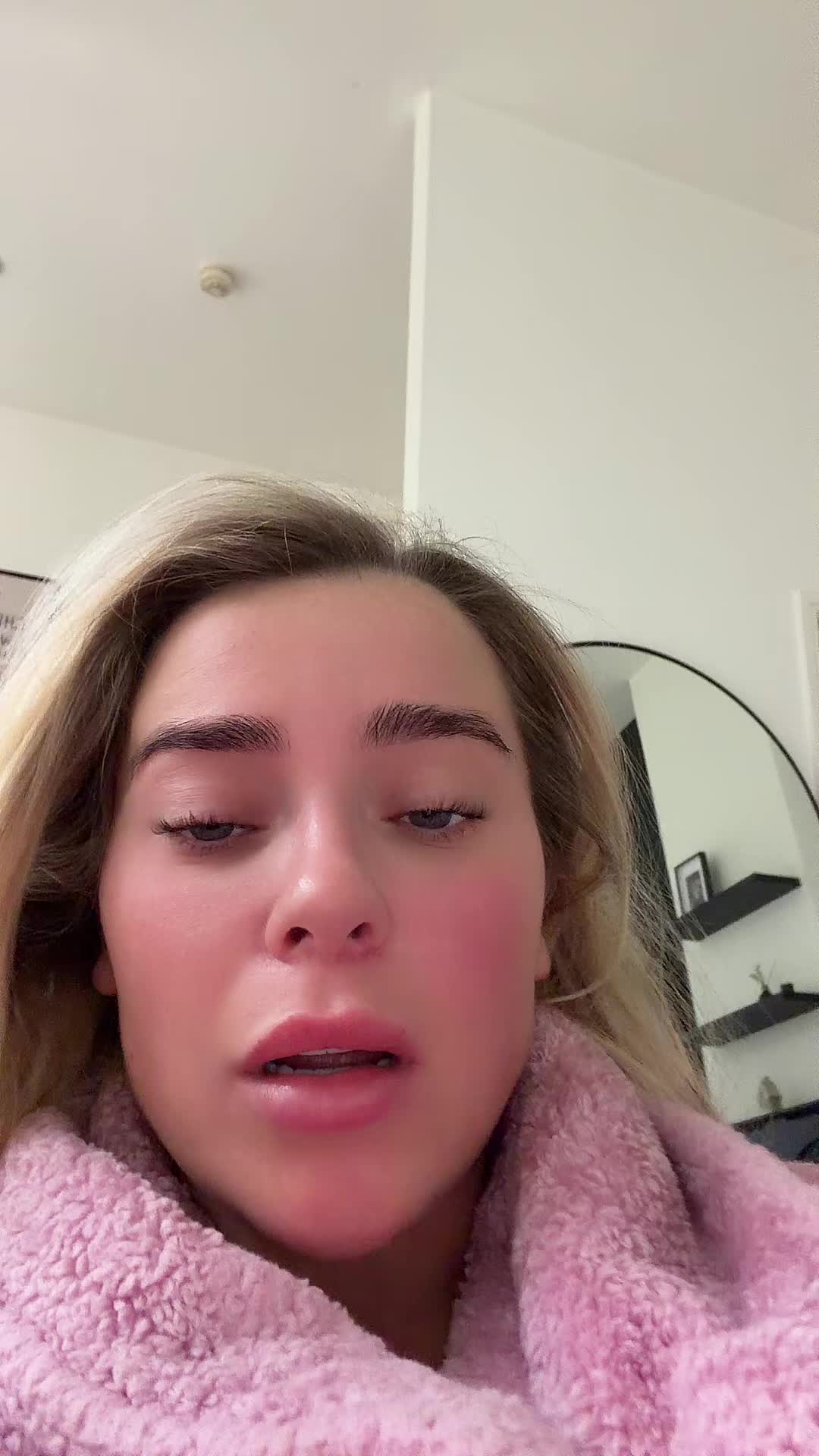@LivvyRoberts🖤