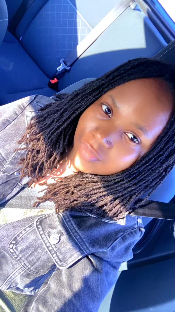 @launa🇿🇼🇫🇷