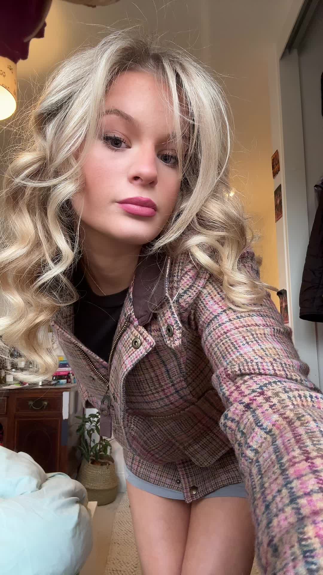 @sophie_wallis_