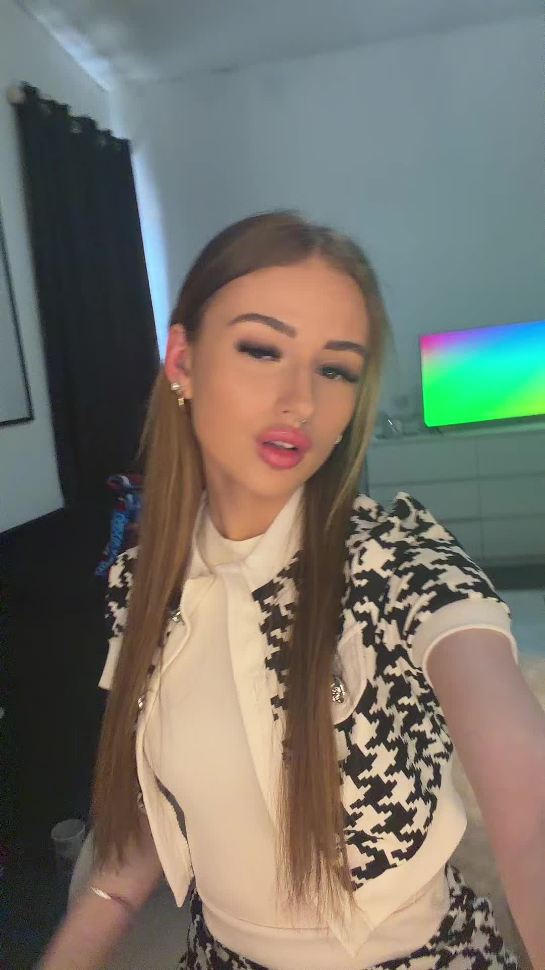 @ell 👩&zwj;❤️&zwj;💋&zwj;👩