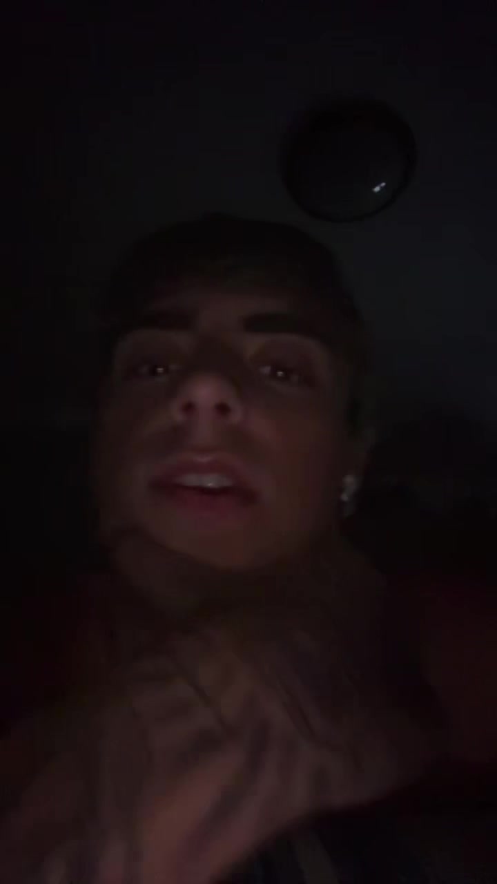 @Adrii🖤