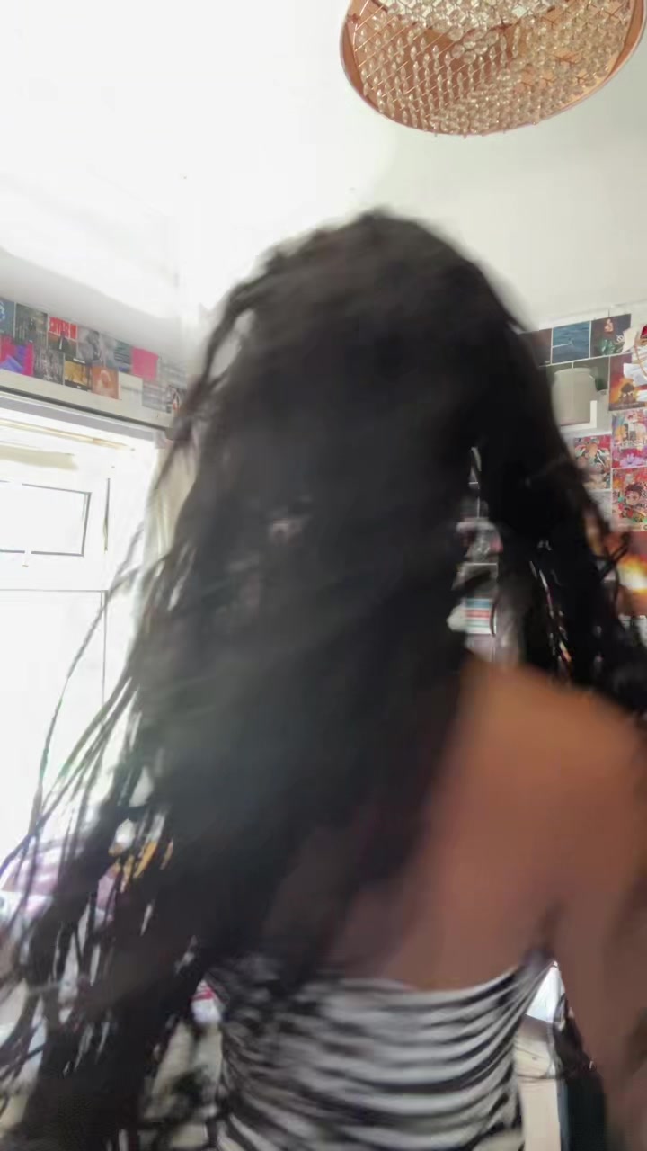@>.<