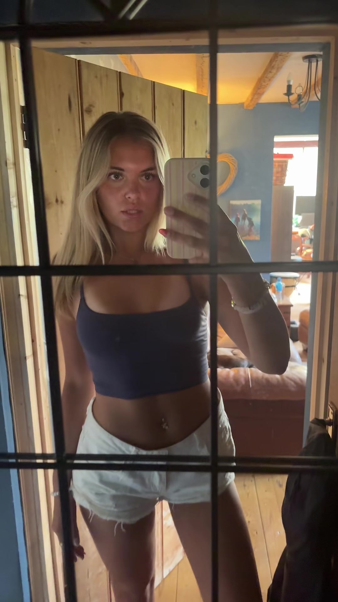 @hollyvjones