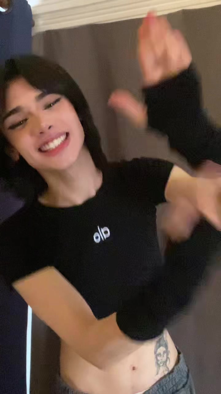@itshestiahere