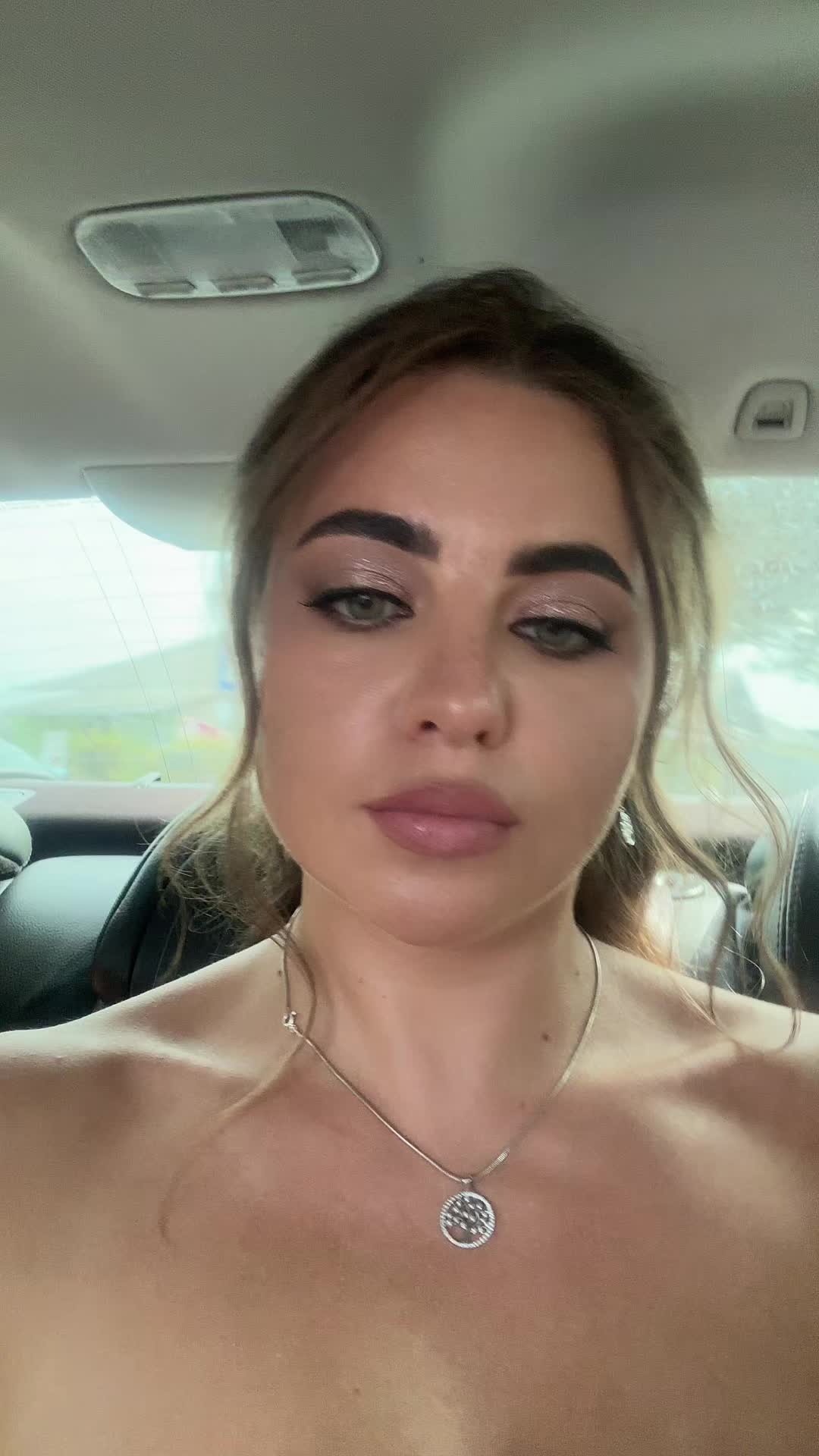 @Olena Pavliuk660