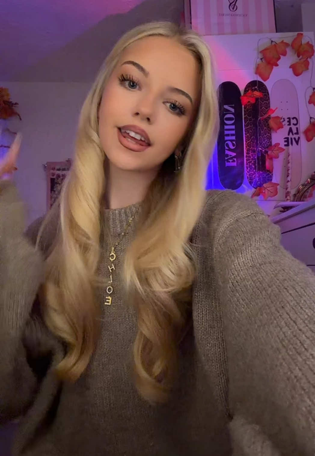 @𝐜𝐡𝐥𝐨𝐞🍸