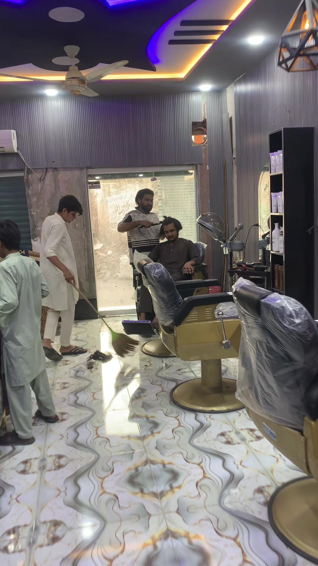 @Mr Nomi saloon