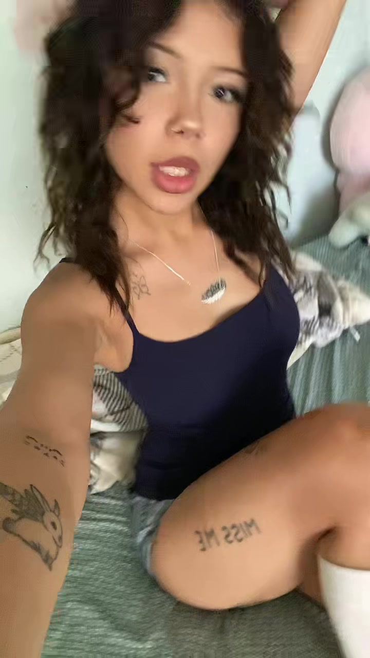 @>.<