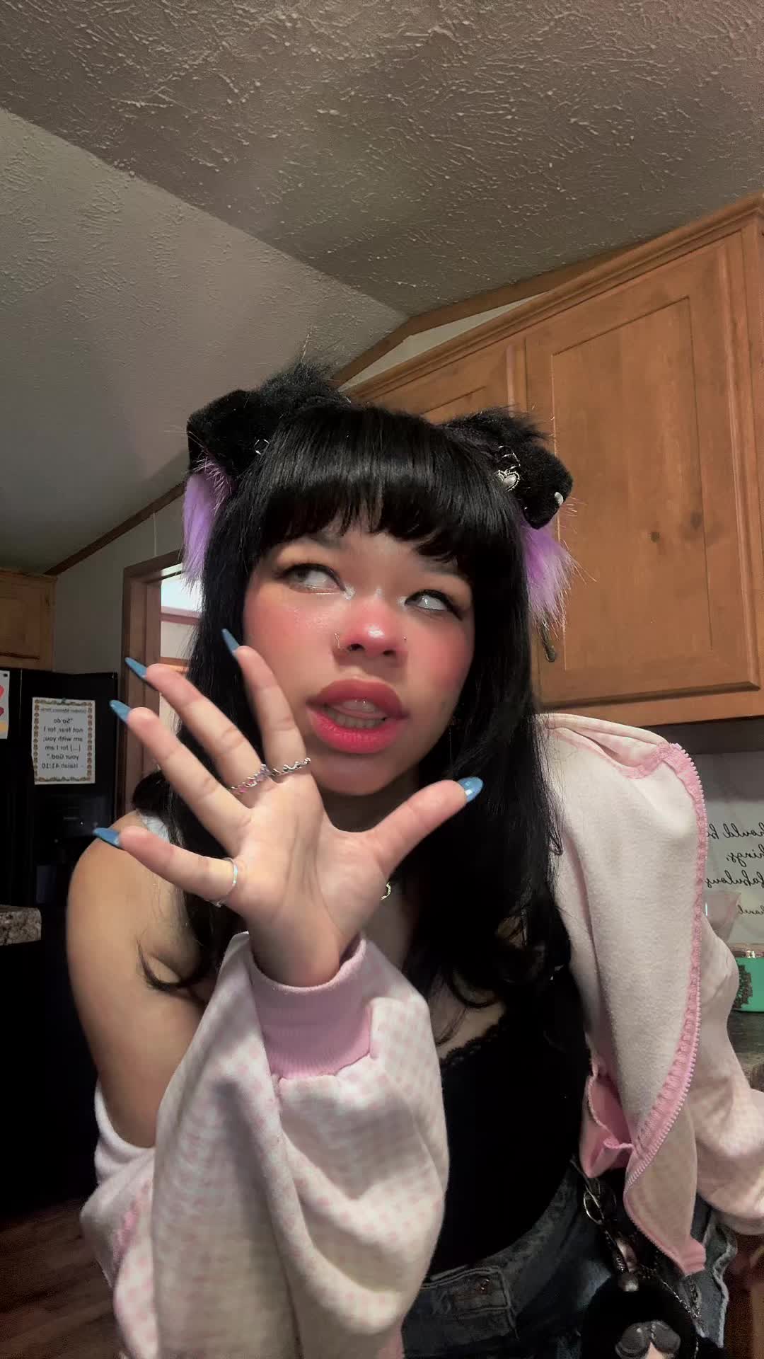 @Lilcrayon_