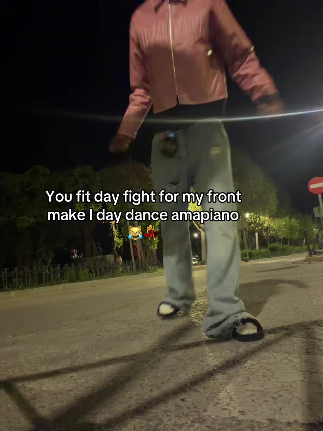 @F<>:)👨&zwj;🦯🧃