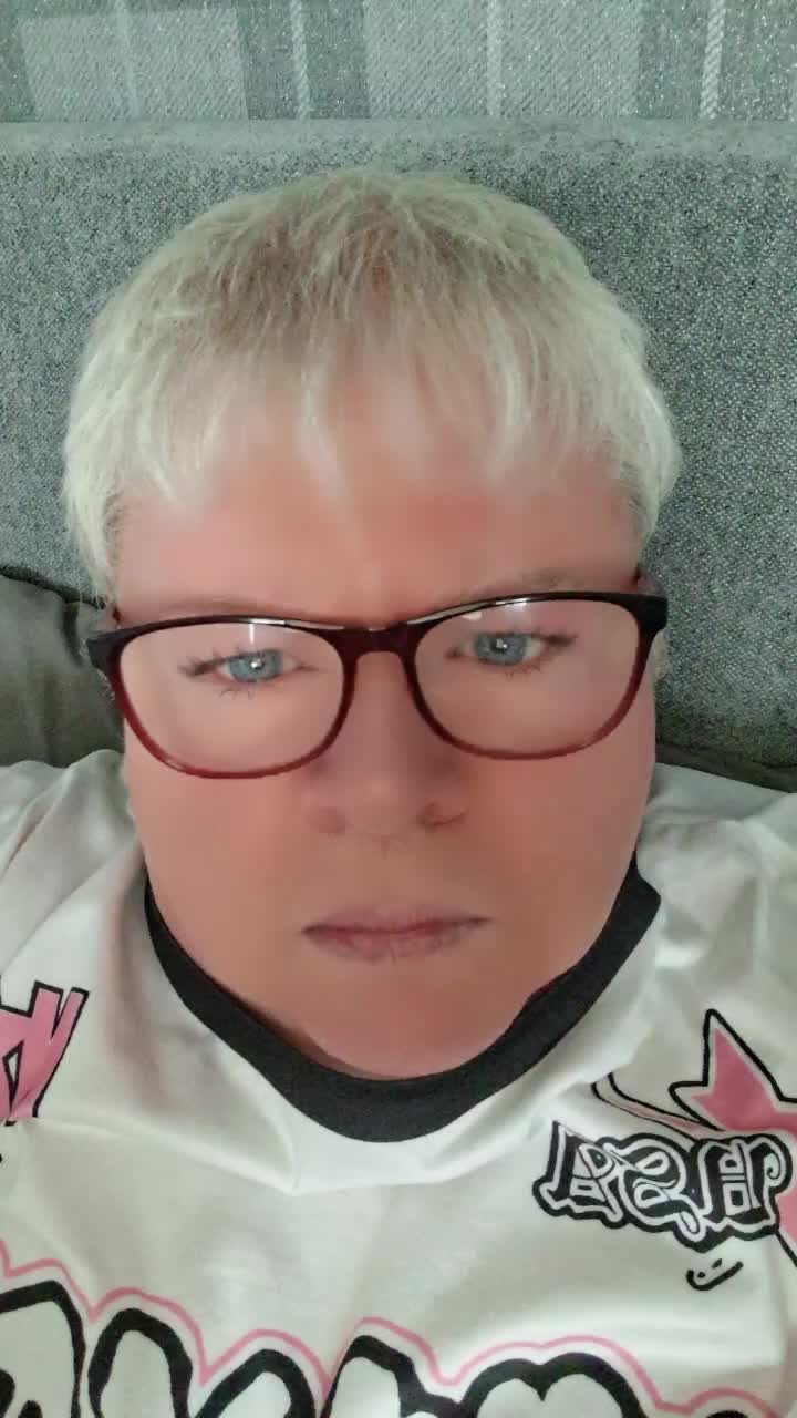 @Itsmedeedee