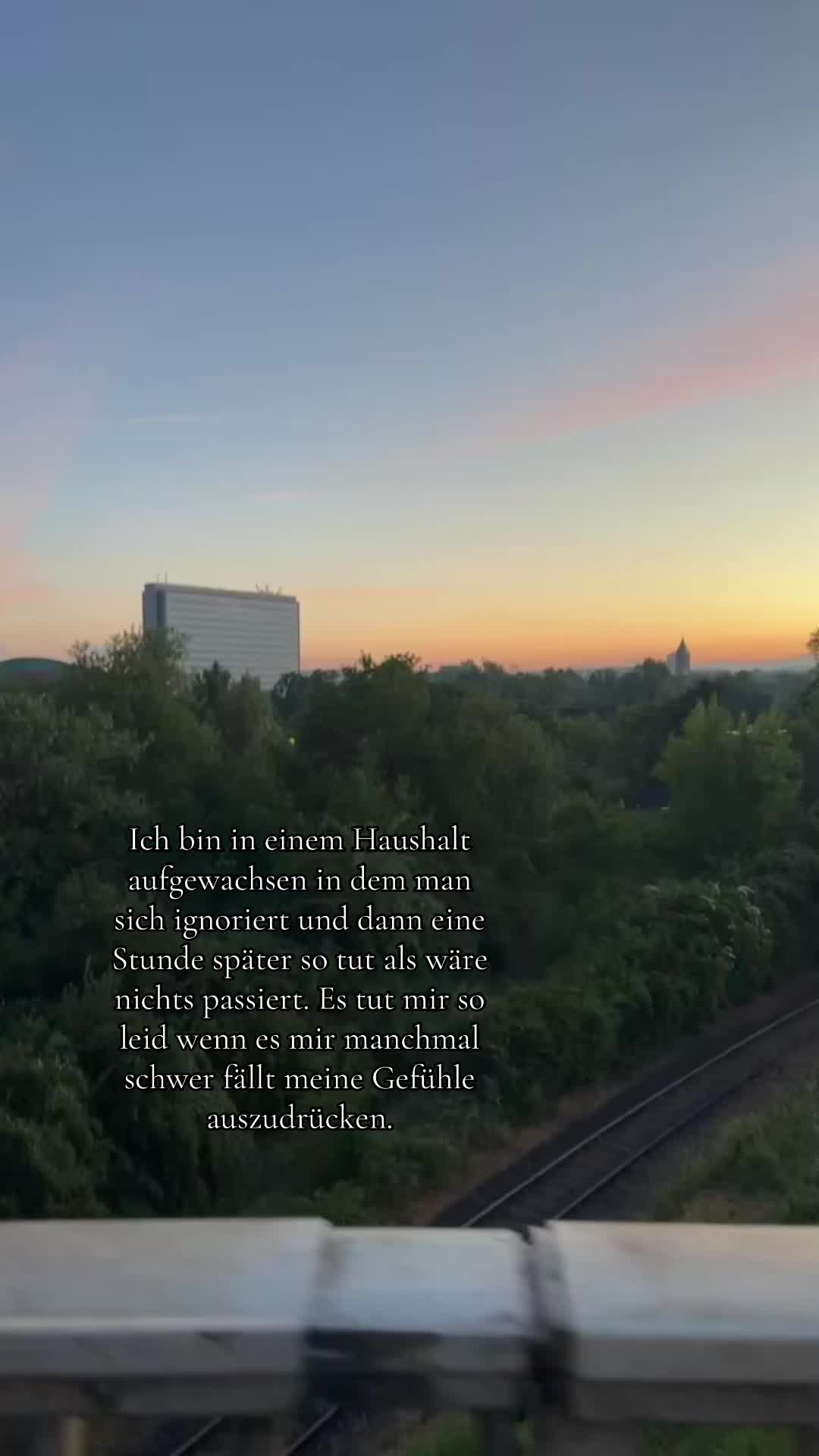 @🏃🏻&zwj;♀️👮💀