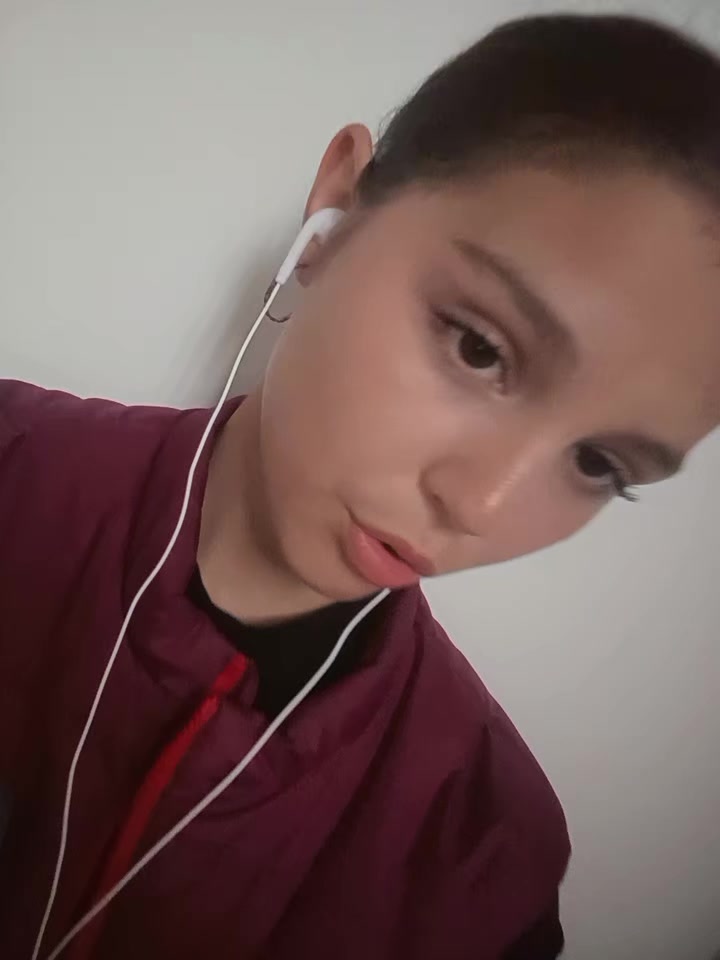 @)