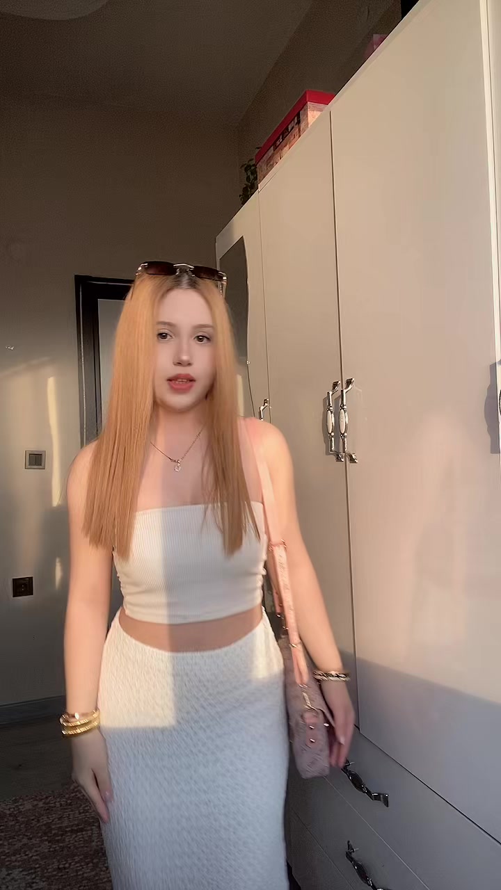 @laraabsk_
