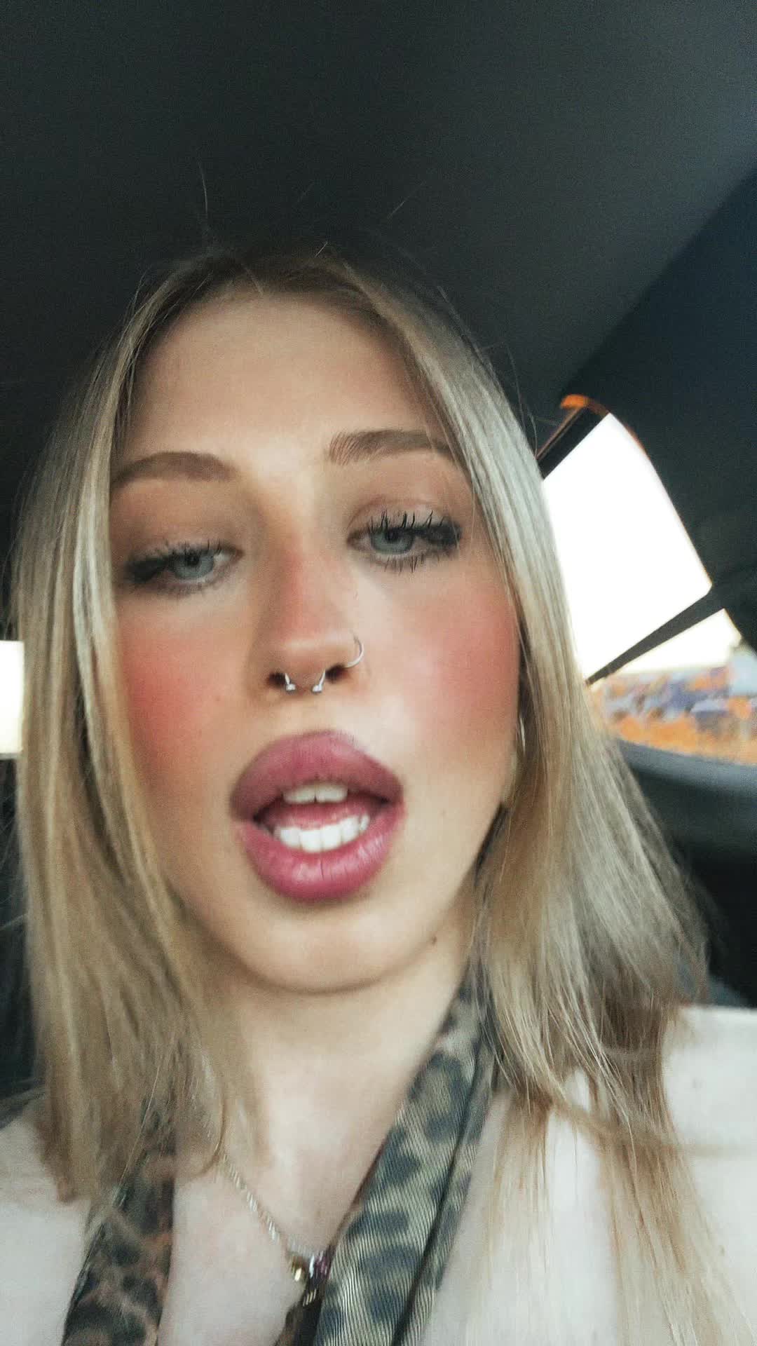 @Blondie 💁🏼&zwj;♀️