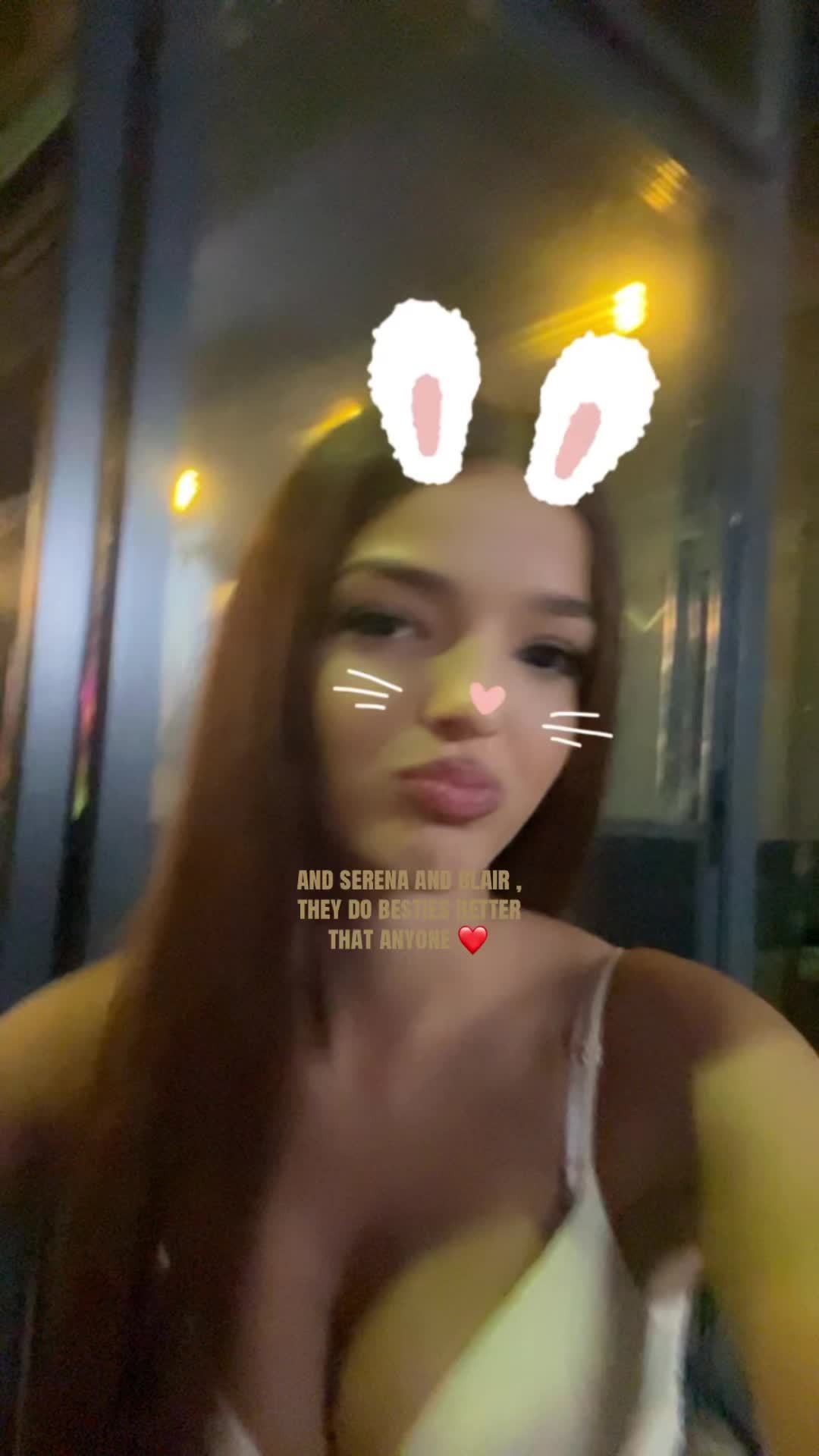 @👩🏼👩🏽