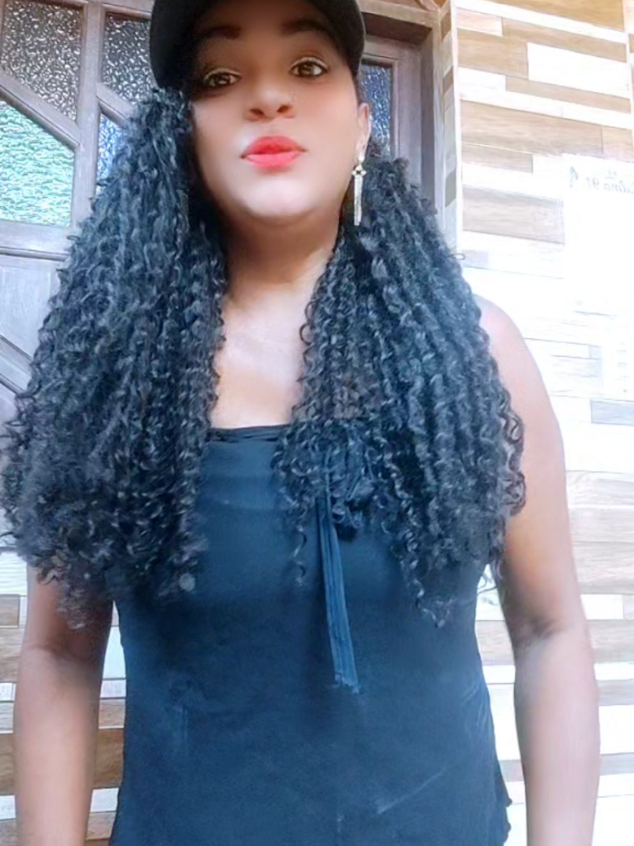 @Lucy a guria da blusa preta