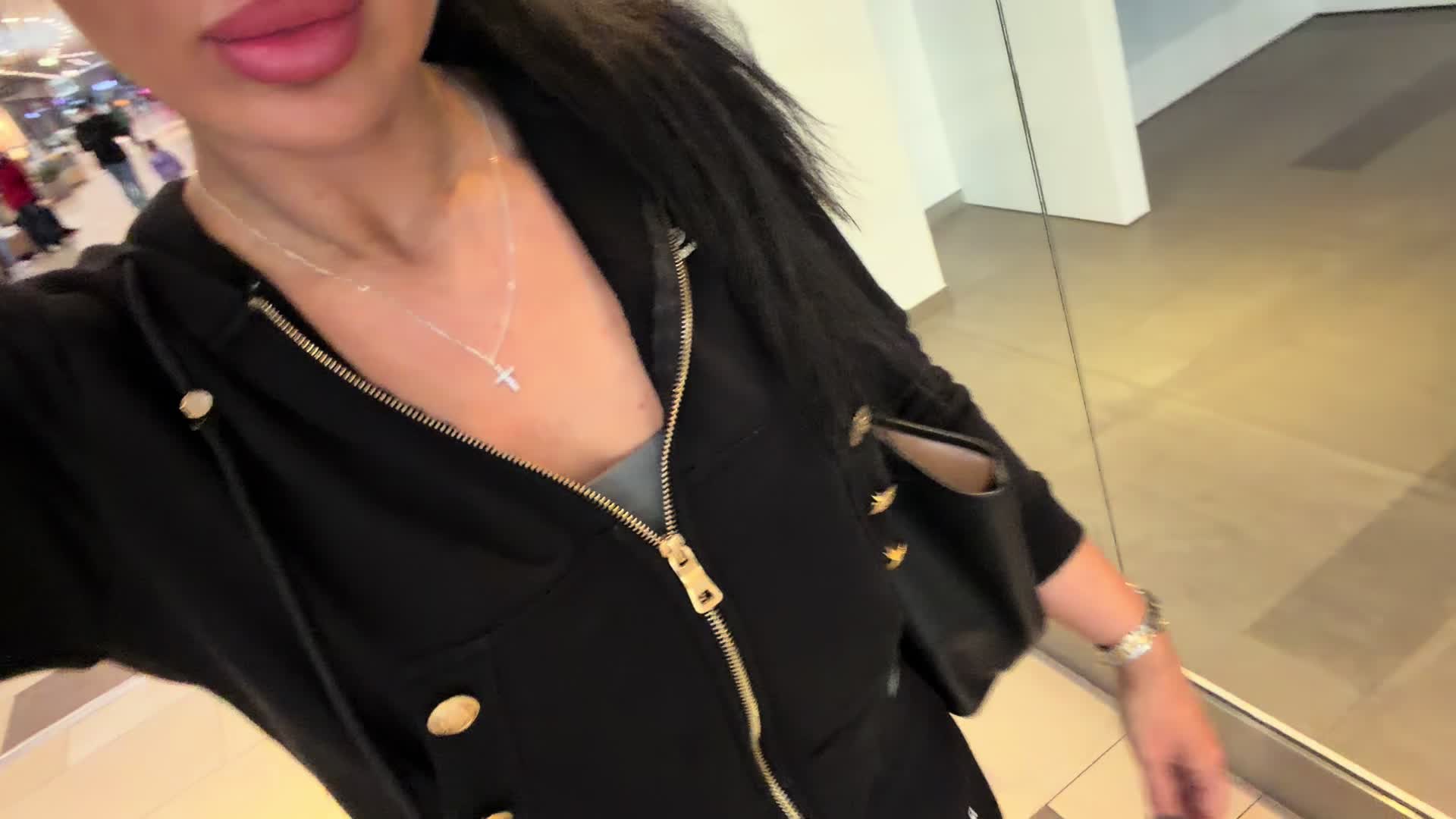 @theveluora