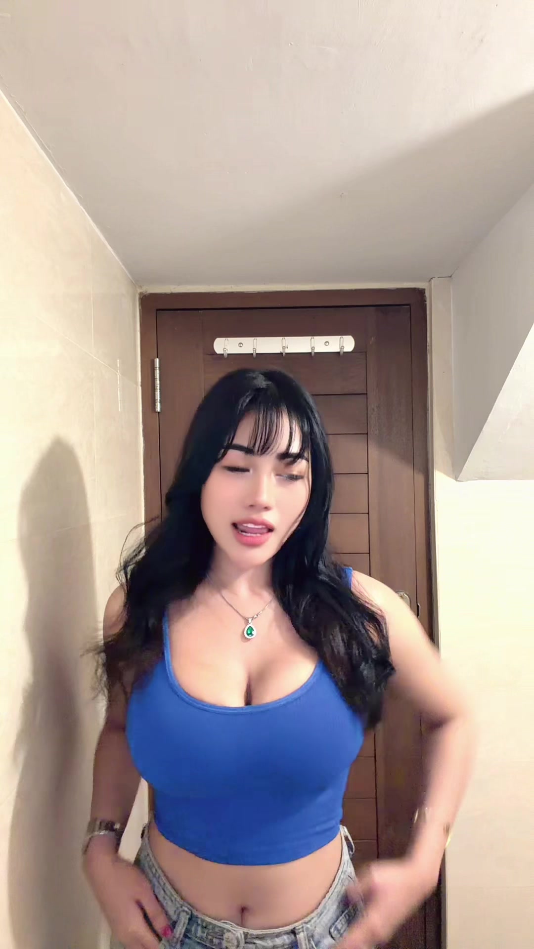 @V🐬