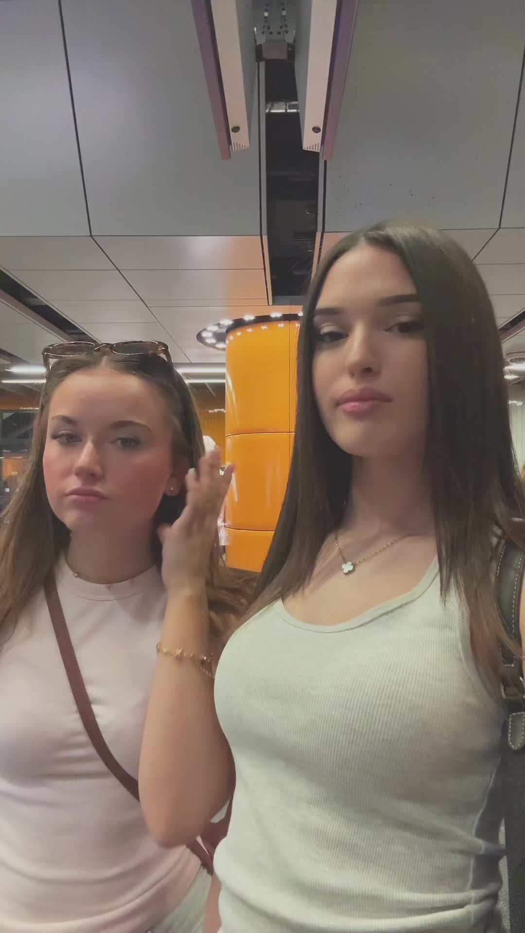 @𑣲𝐸