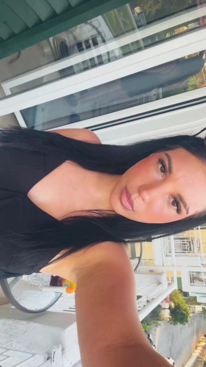 @🦦