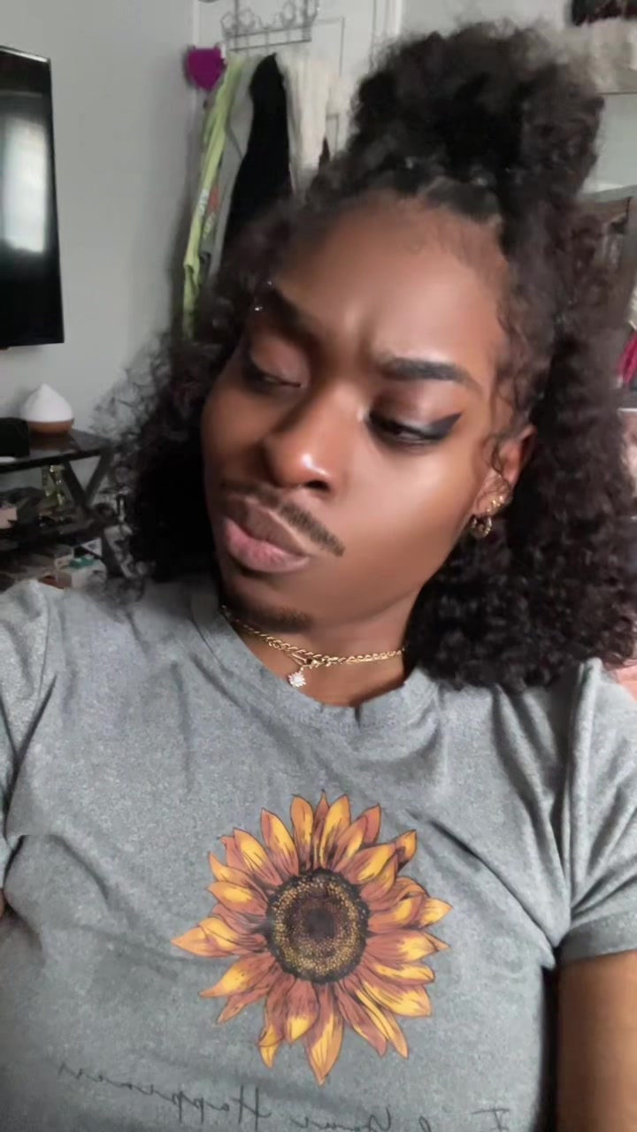 @HelloVella.wav