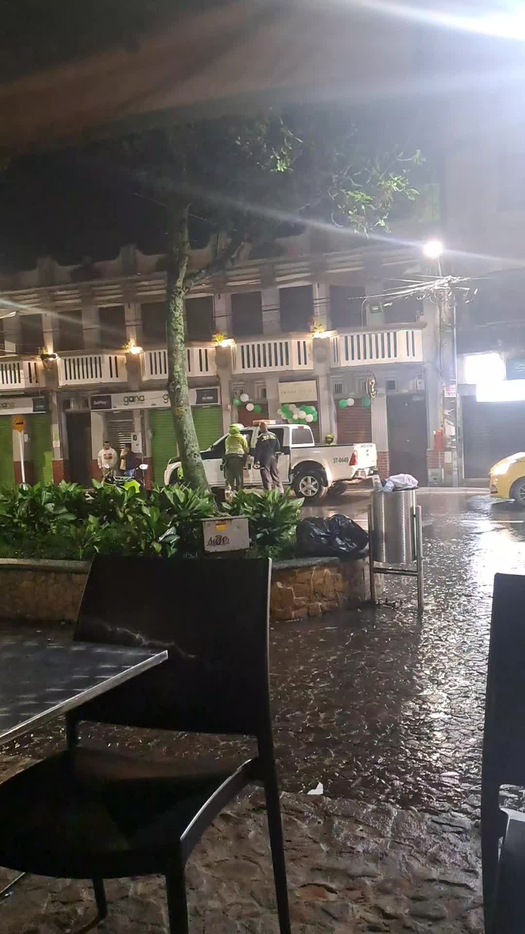 @Gómez