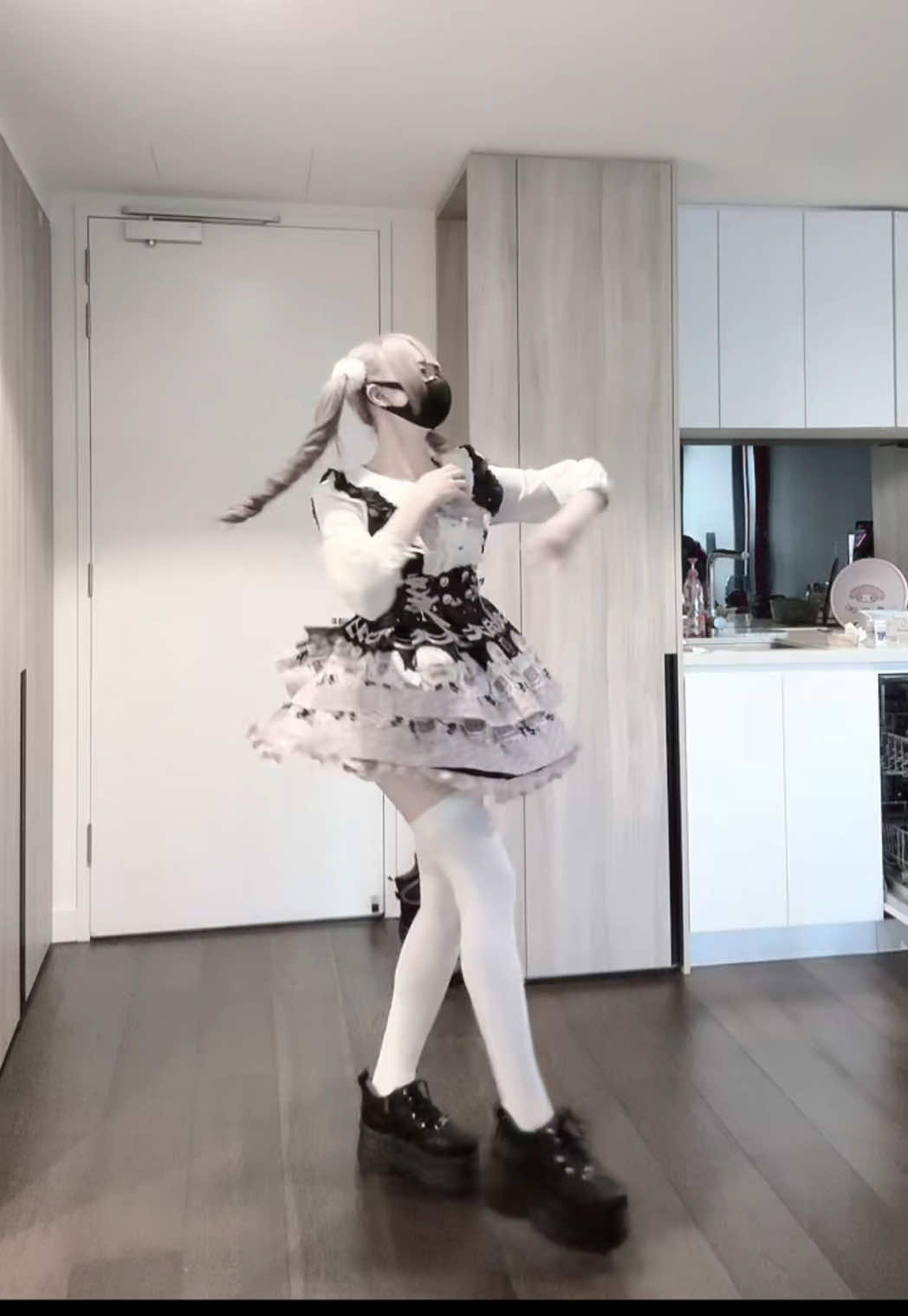 @にこ