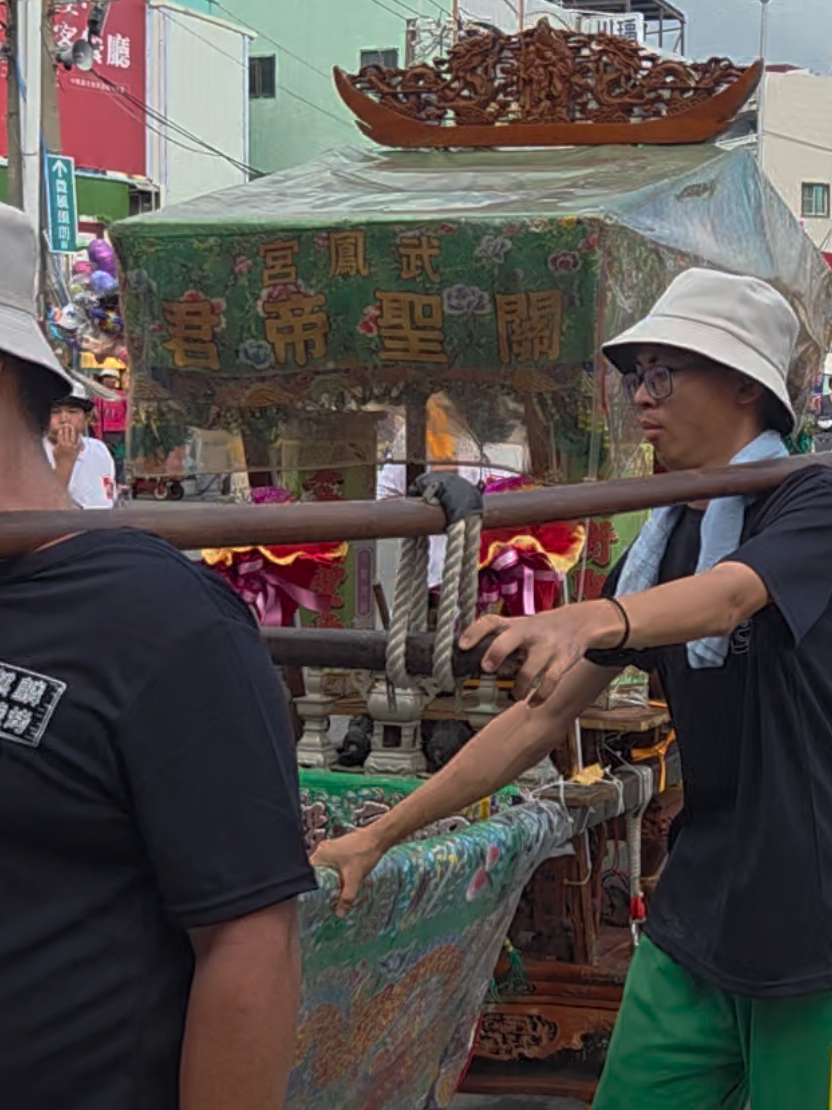 @帥哥跑廟會