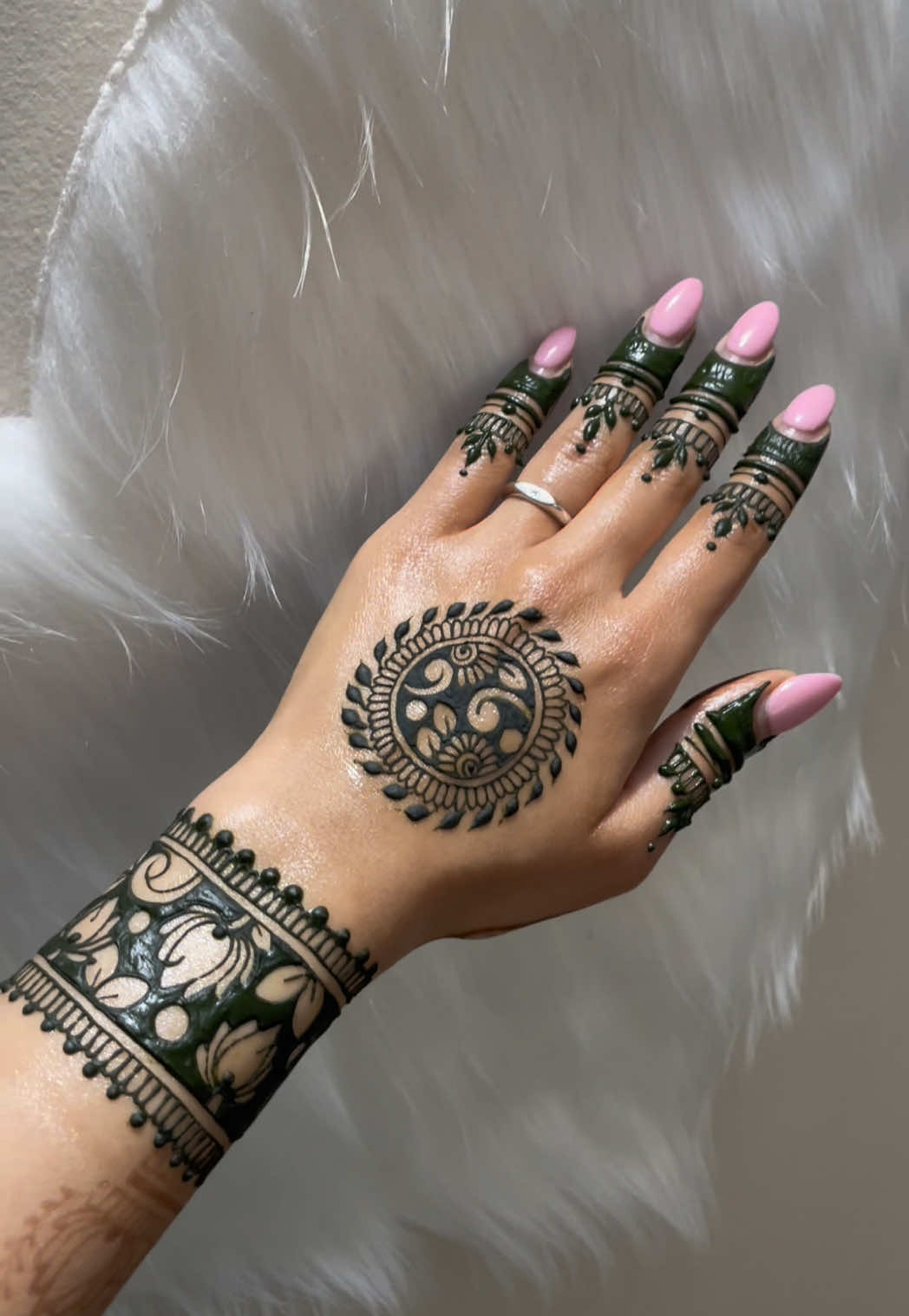 @charmsofmehandi