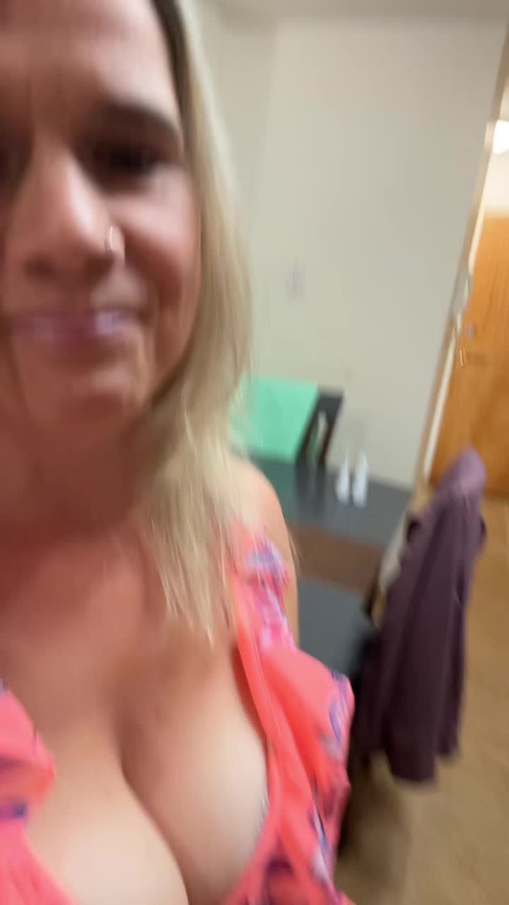 @Hotmomvibes