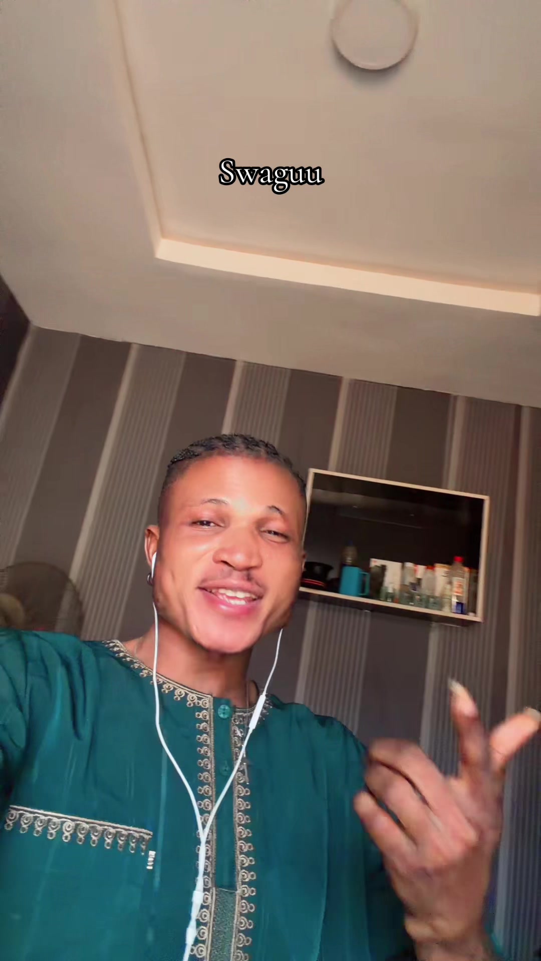 @Mobolaji✌️☮️