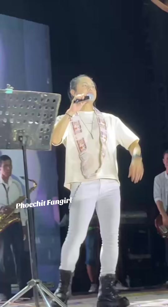 @Phoe Chit fangirl