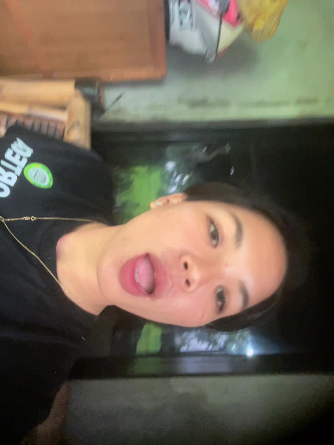 @:>