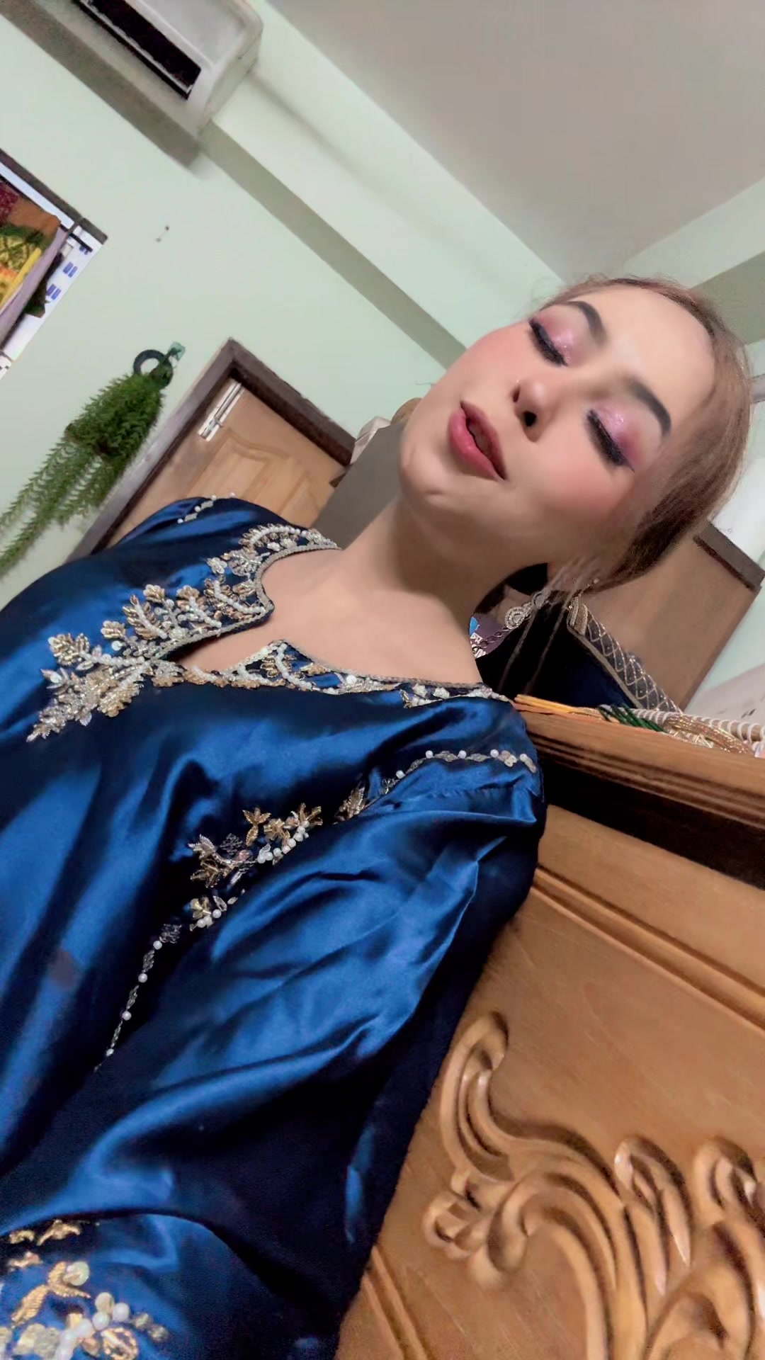 @xshaya×