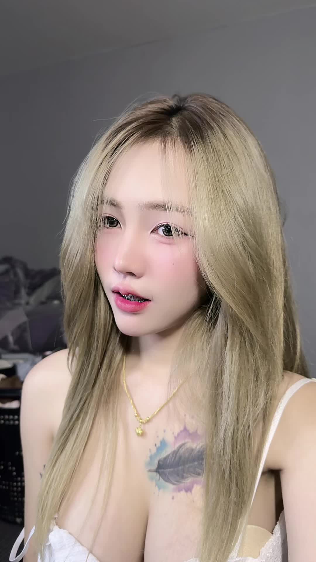 @นุ่น&lsquo;นีออนช่องขายของ