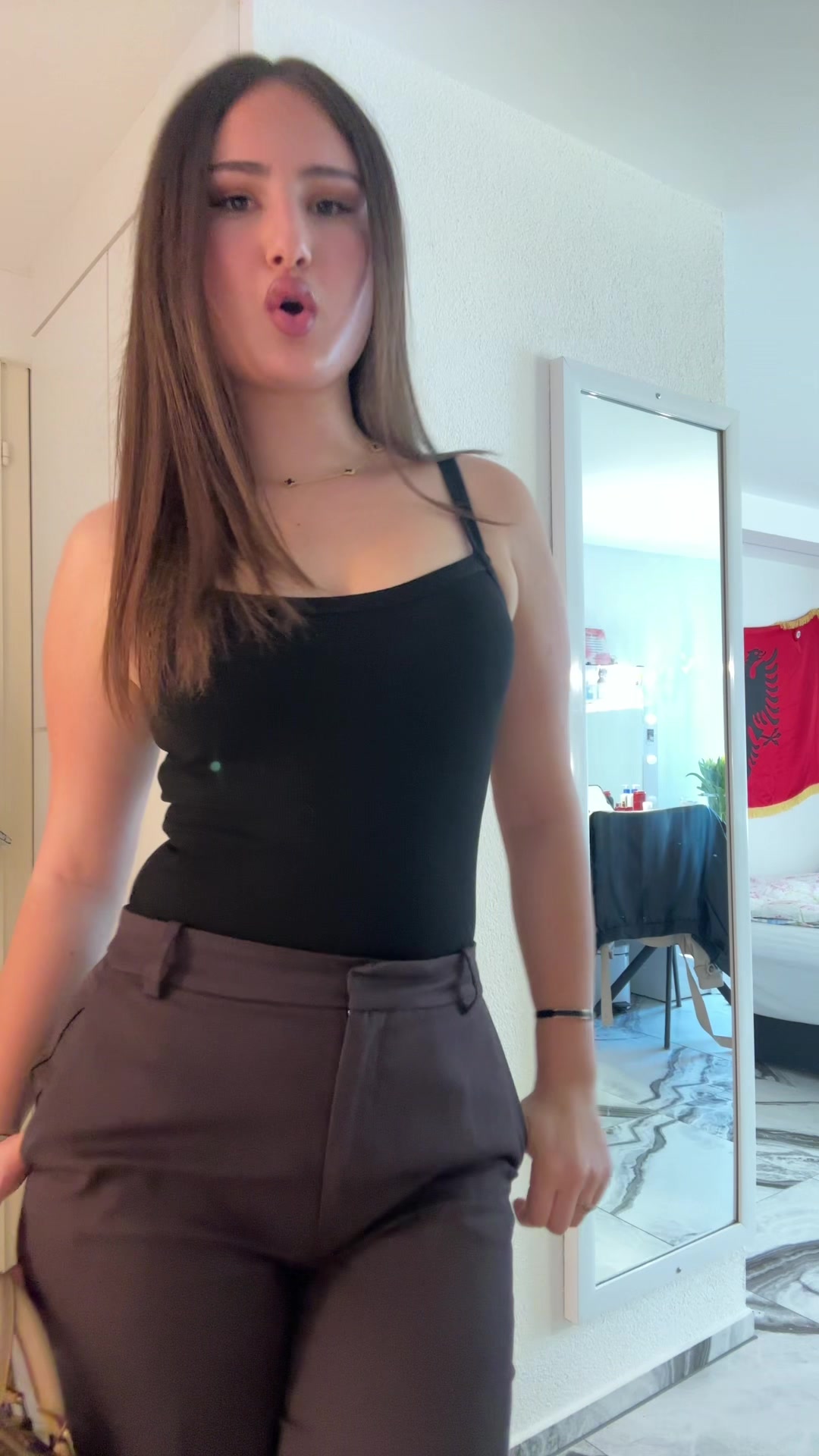 @leona