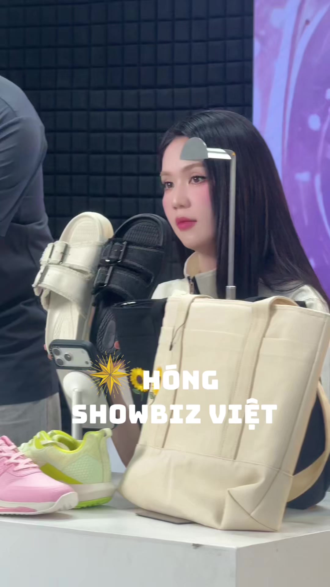 @H&oacute;ng Showbiz Việt