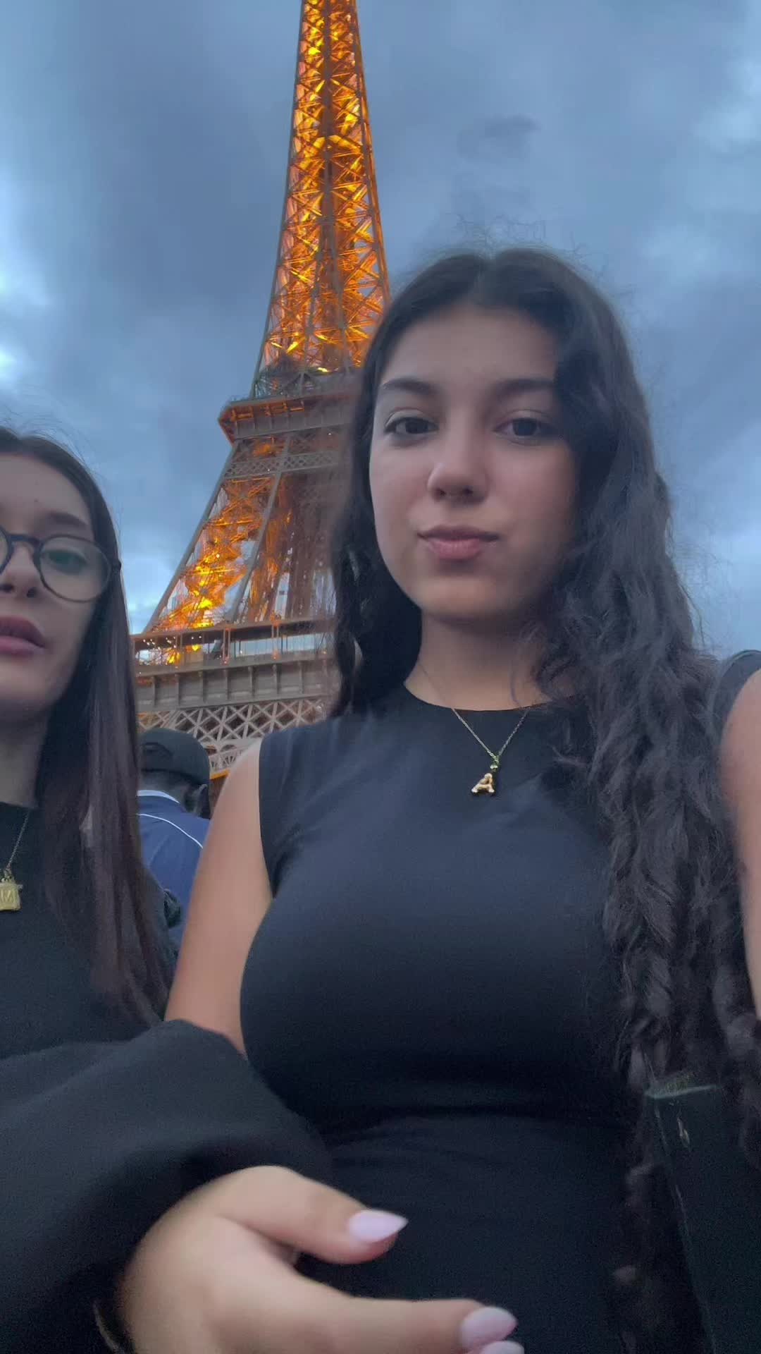 @👩🏾&zwj;❤️&zwj;👩🏻