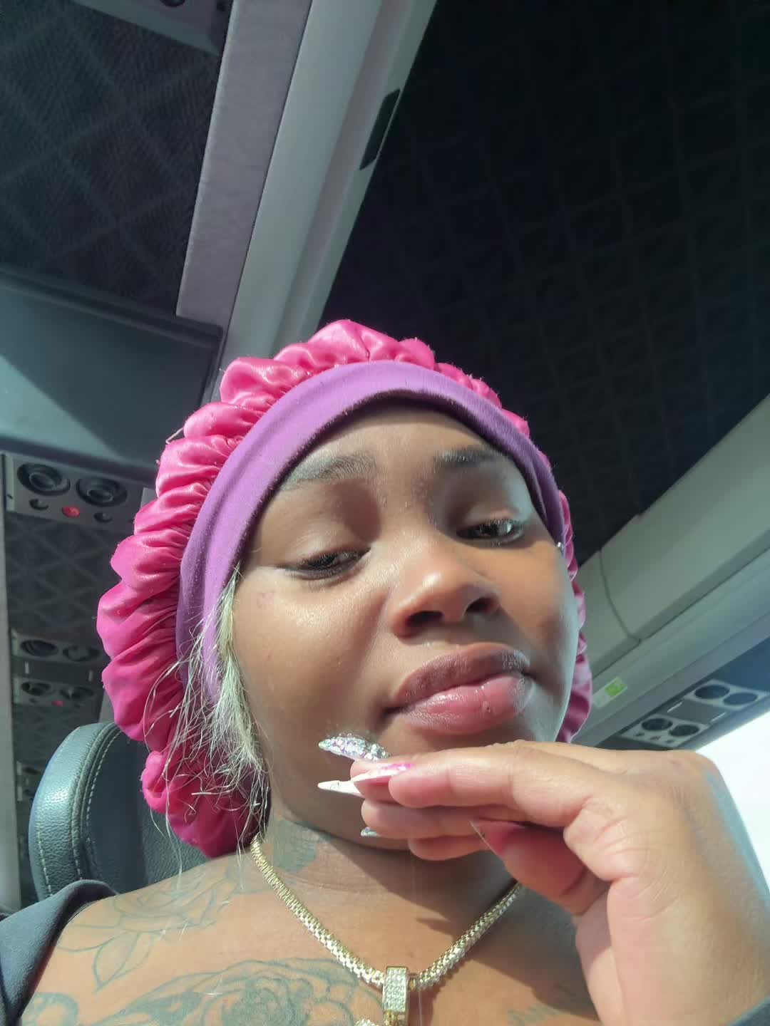 @Shantiip 👩🏽&zwj;❤️&zwj;💋&zwj;👩🏽