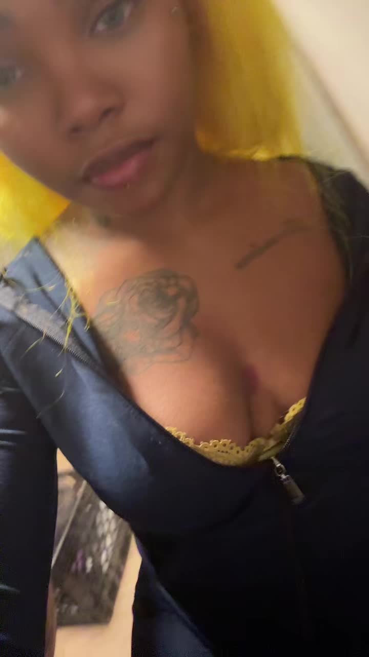 @Shantiip 👩🏽&zwj;❤️&zwj;💋&zwj;👩🏽