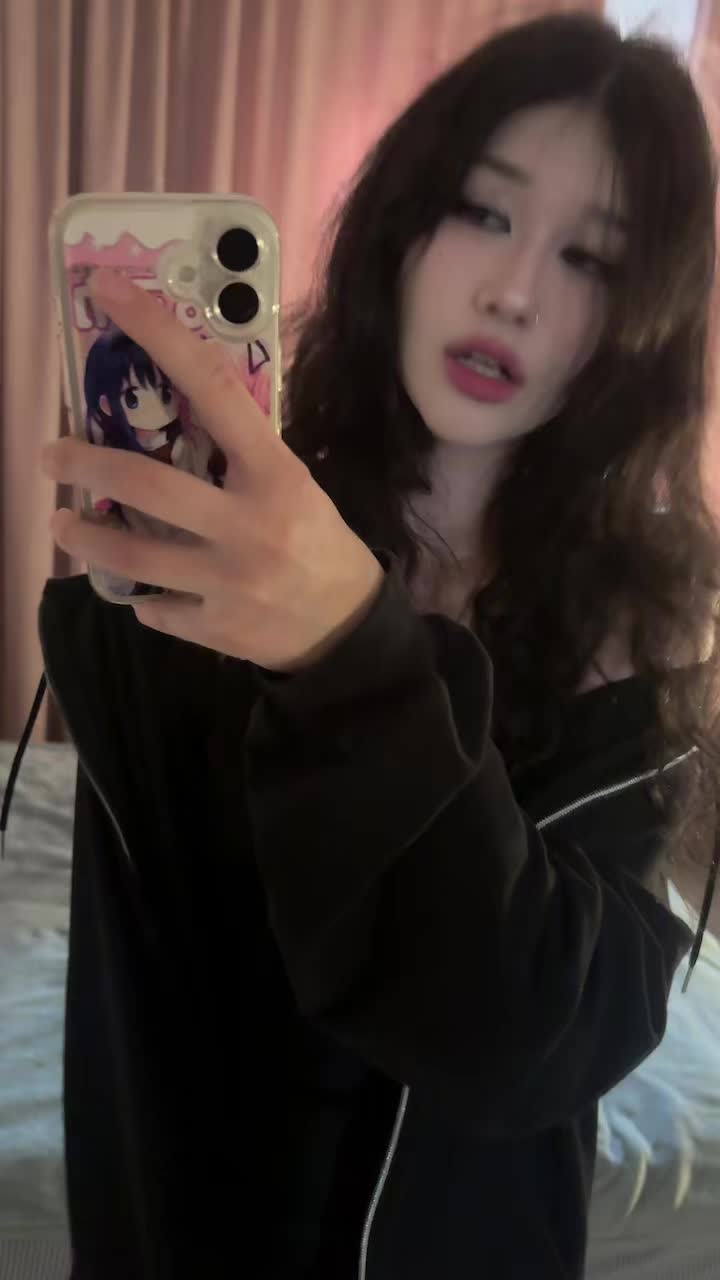 @^_<