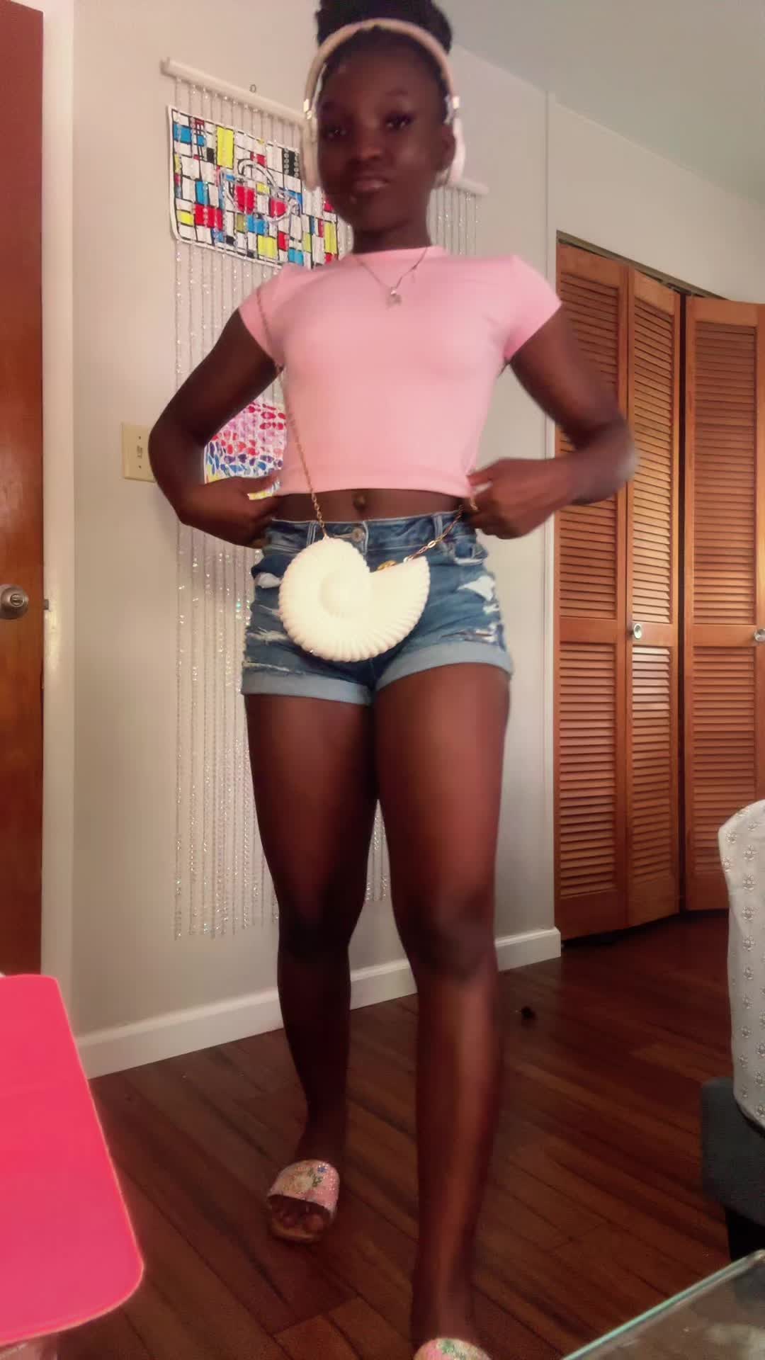 @shesdonlyonee