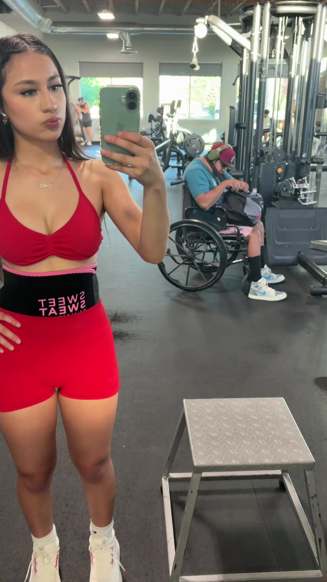 @anneliscuh