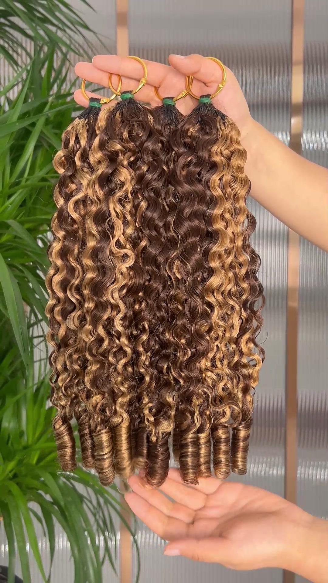 @uwigs hair